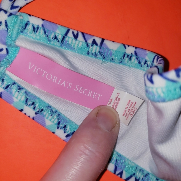 32C LIKE NEW VICTORIA'S SECRET UNDERWIRE BIKINI TOP - Picture 8 of 8